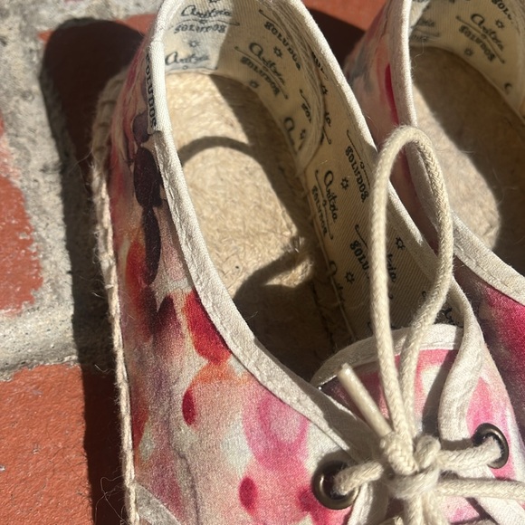 Soludos Shoes - Picture 3 of 12